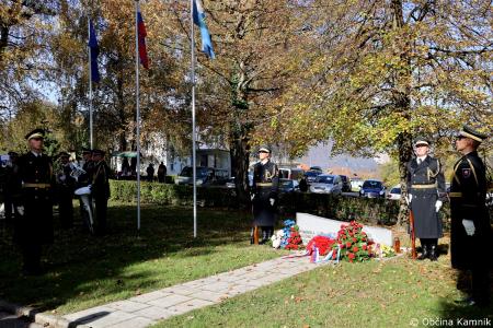 Ob 1. novembru smo se s polaganjem cvetja k osrednjim kamniškim spomenikom poklonili žrtvam vojn (38)
